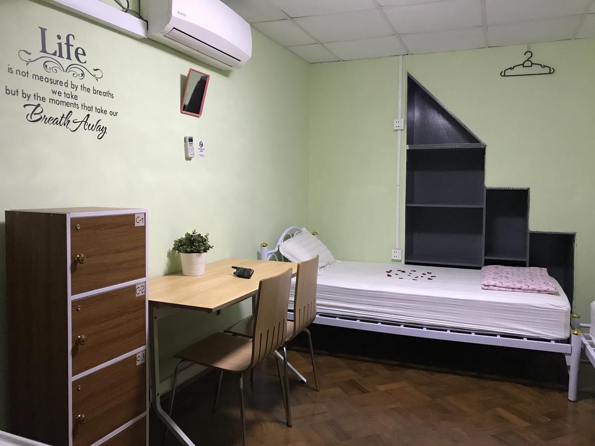 Little Monkey Hostel Yangon Extérieur photo