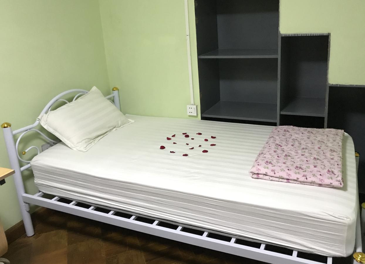 Little Monkey Hostel Yangon Extérieur photo